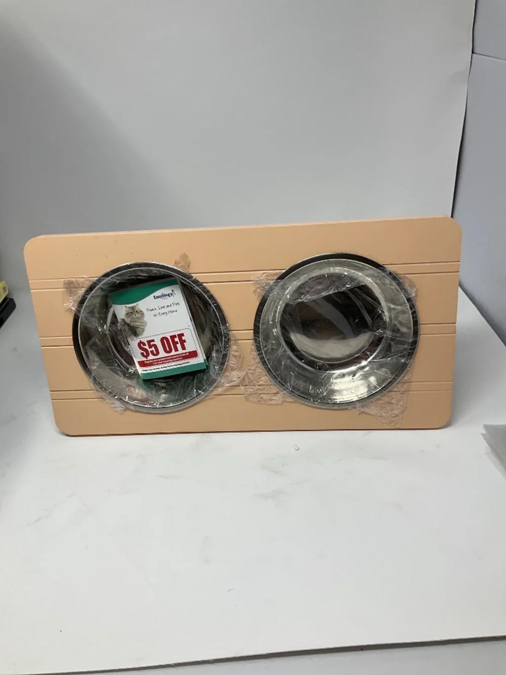Dog or cat feeding station. P04